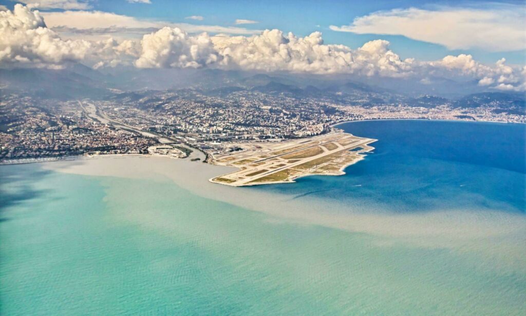 L'aéroport nice vu du ciel