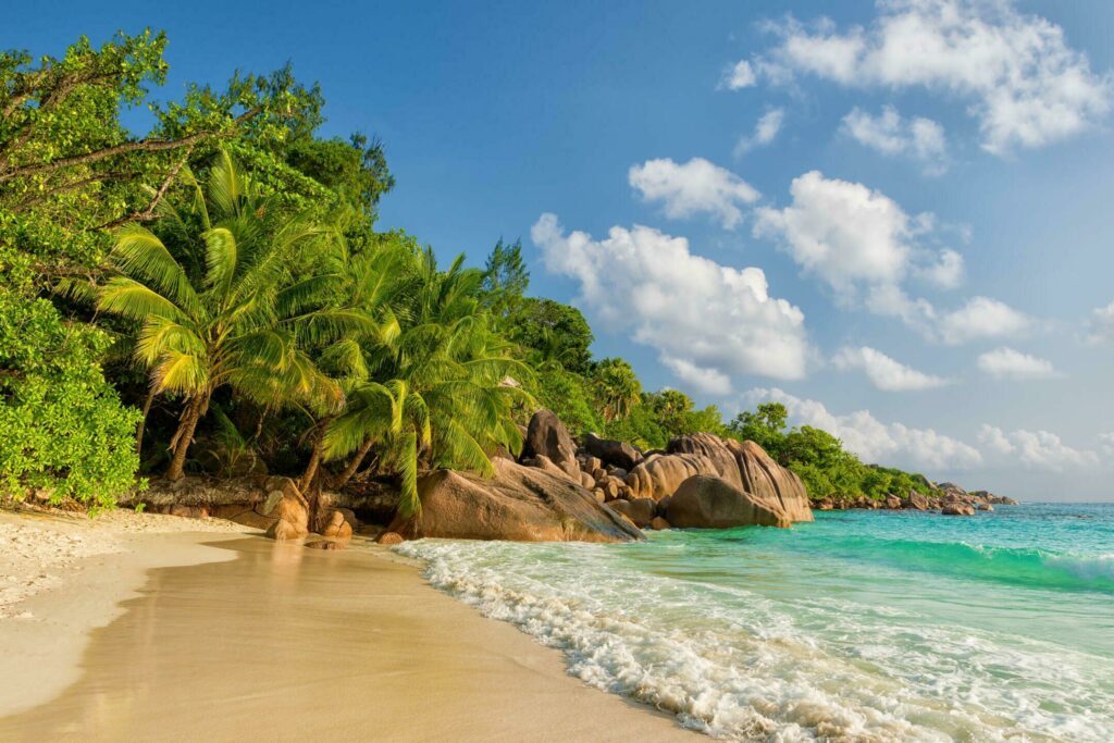 Anse Lazio dans les plages des Seychelles
