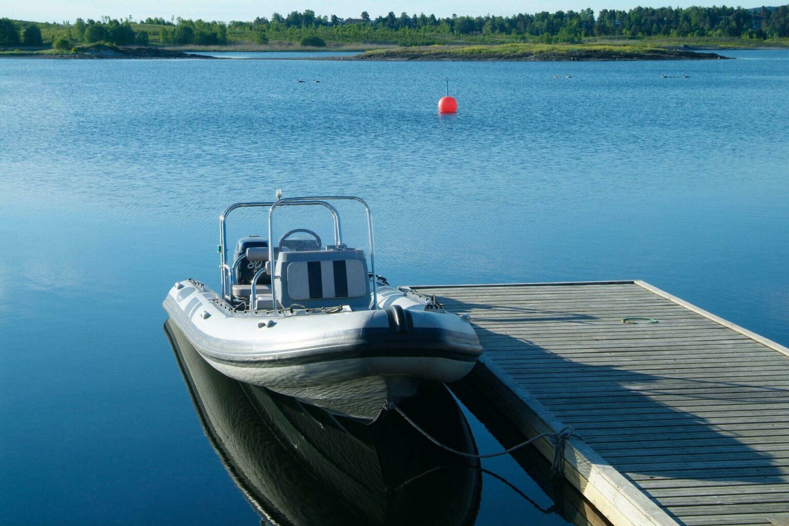 Bateaux à moteurs pneumatiques ou rigides lequel convient le mieux à votre aventure