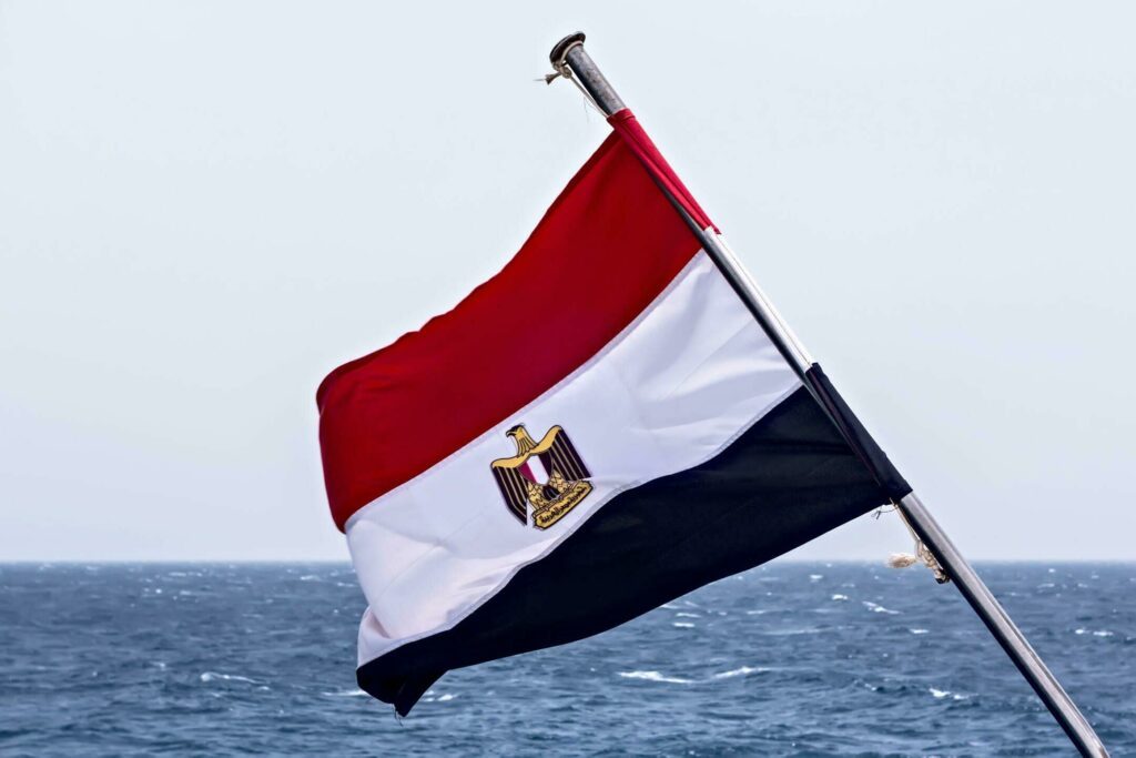 Drapeau egyptien au dessus mer 