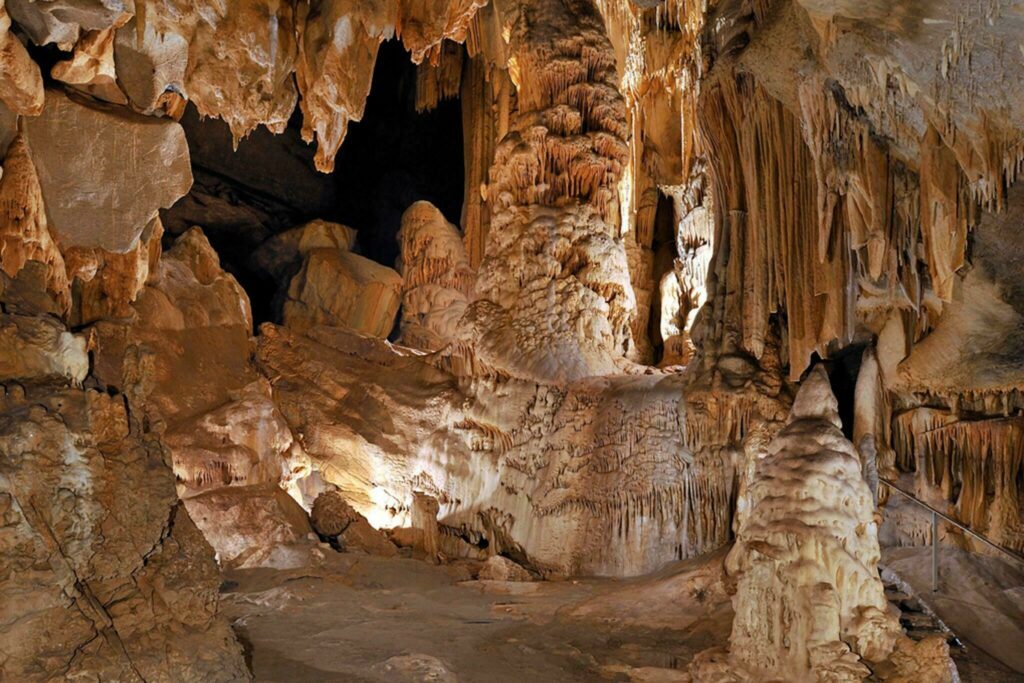 les grottes d'Isturitz et d'Oxocelhaya