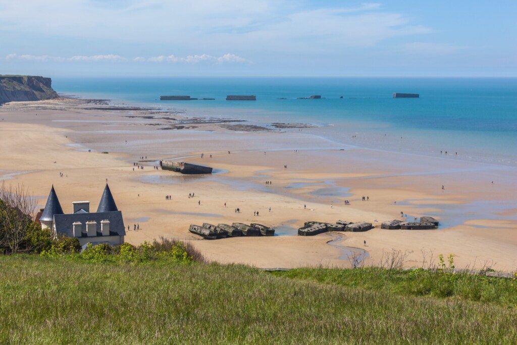 La plage d'Arromanches-les-Bains avec les vestiges du port de Mulberry, autour de Caen