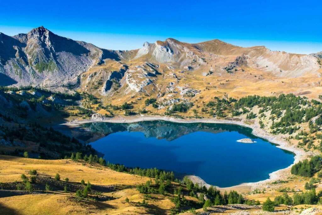 Le lac d'Allos dans les lacs des Alpes