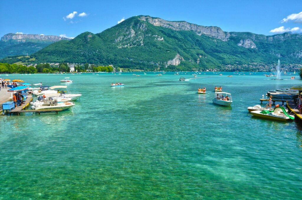 Le lac d'Annecy parmi les lacs des Alpes