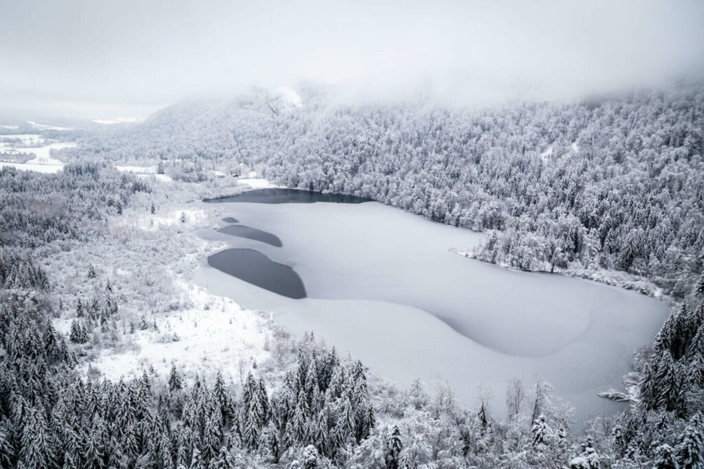 Le lac de Bonlieu gelé en hiver