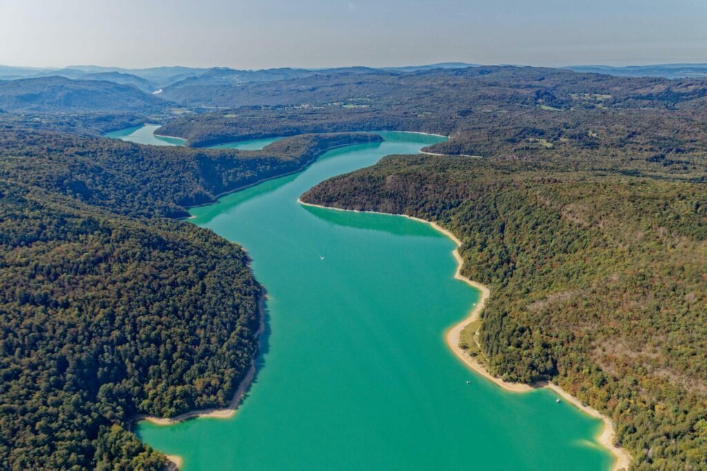 Le Lac de Vouglans dans les paysages du Jura