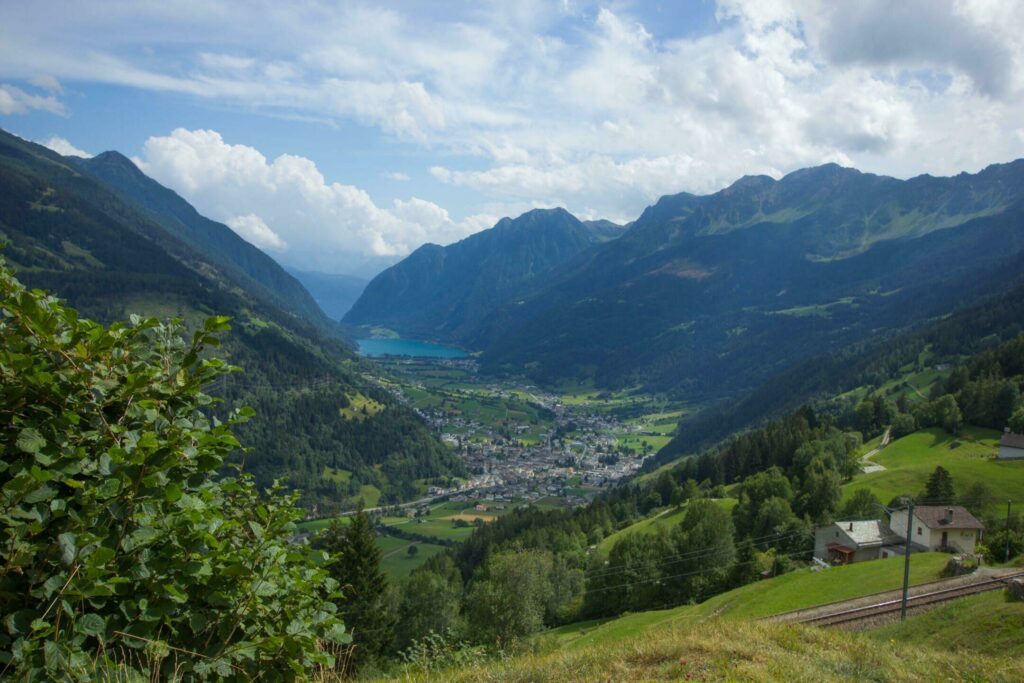 Le village de Poschiavo entouré de montagnes