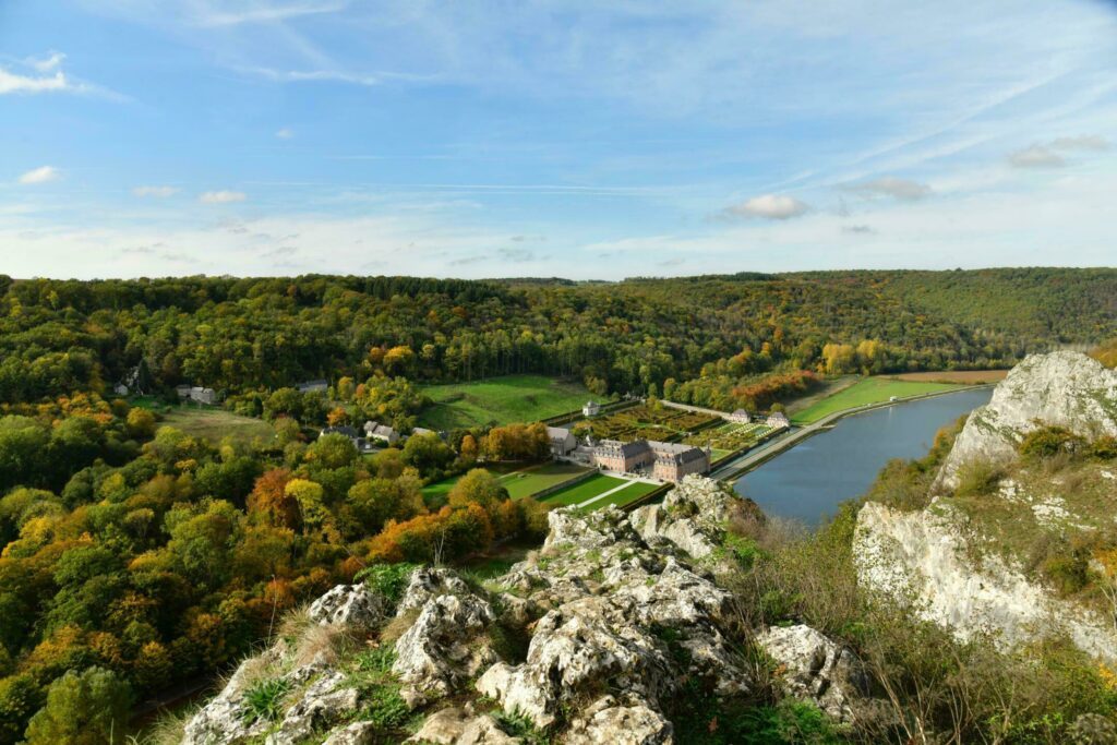 Les rochers de Freyr dans les paysages de Belgique