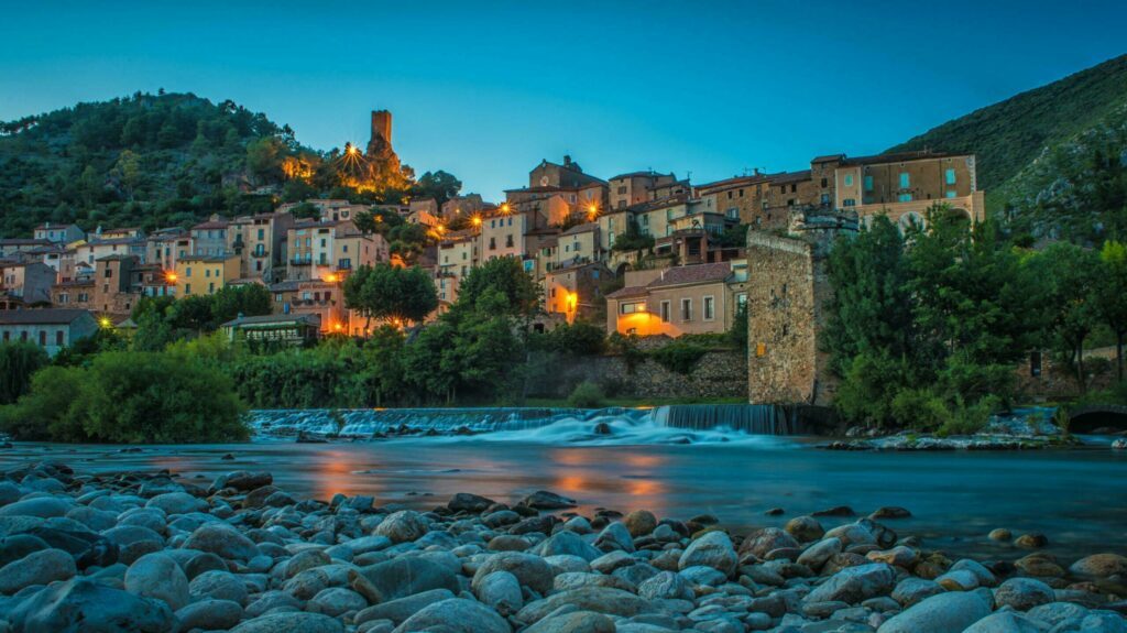 Roquebrun en soirée autour de Narbonne