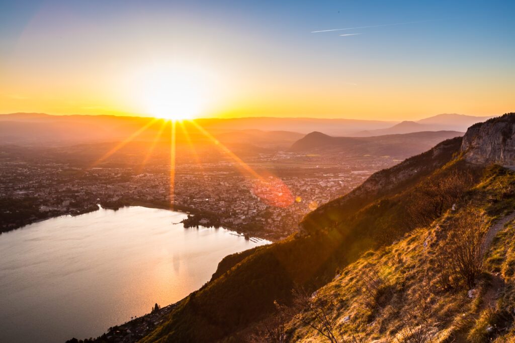 Coucher de soleil sur les paysages d'Annecy