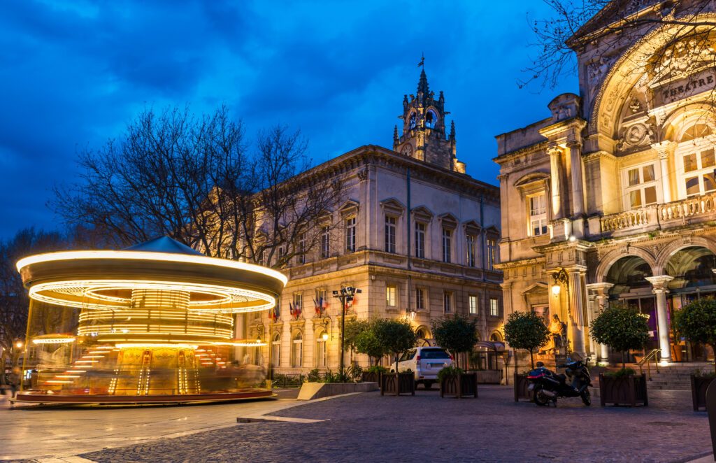 Place de l'horloge le soir à Avignon, Provence, France