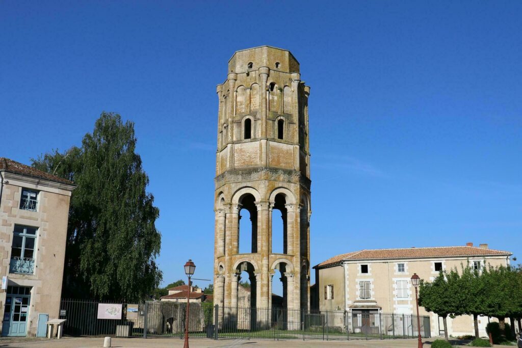 La tour Charlemagne dans le village de Charroux