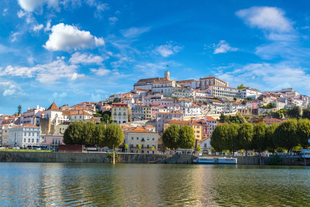 La vieille ville de Coimbra entre Lisbonne et Porto