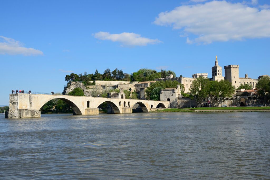 Pont d’Avignon sur le Rhône et palais des Papes à Avignon, Vaucluse, France - Avignon bridge on Rhône river and Popes’ palace in Provence, France