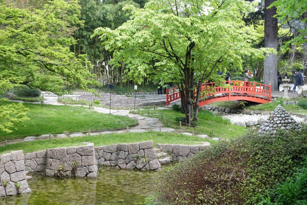 Pont rouge en arc de cercle au jardin Albert Kahn