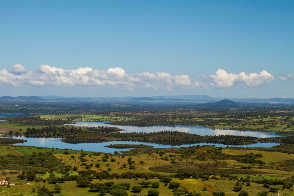 Le lac d'Alqueva dans les lacs du Portugal