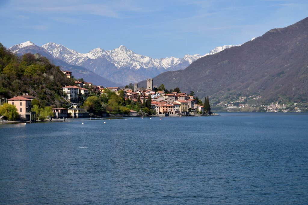 Le lac de Côme dans les paysages d'Italie