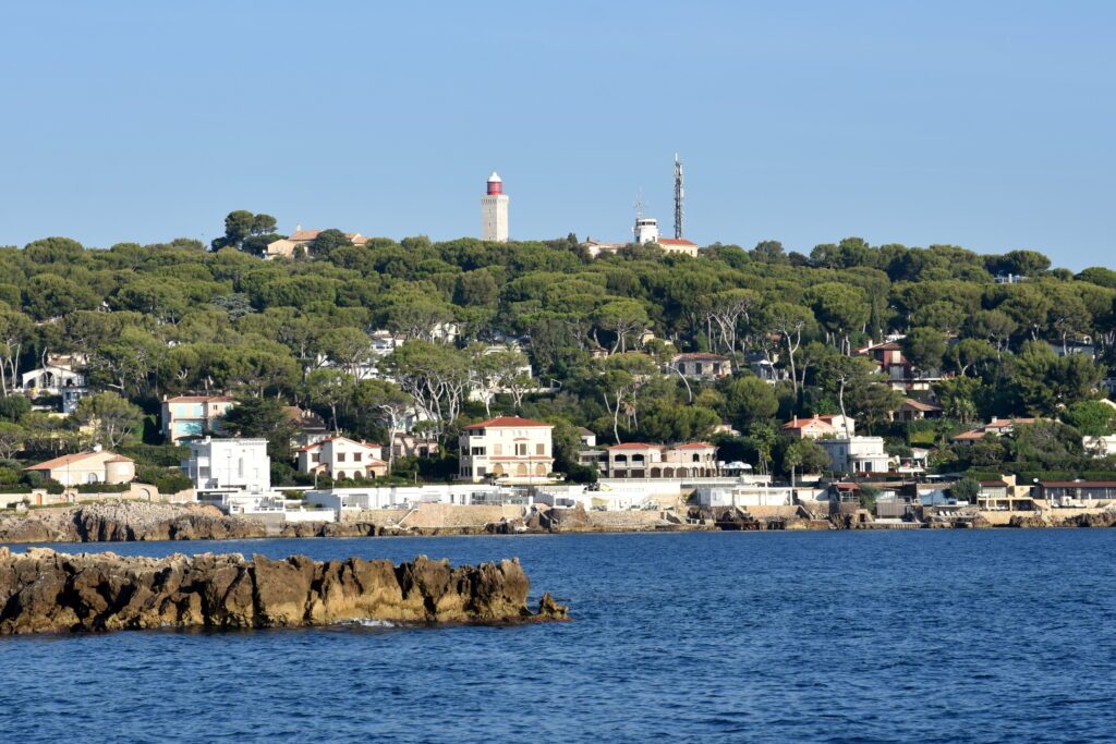 Le phare de la Garoupe au-dessus du belvédère