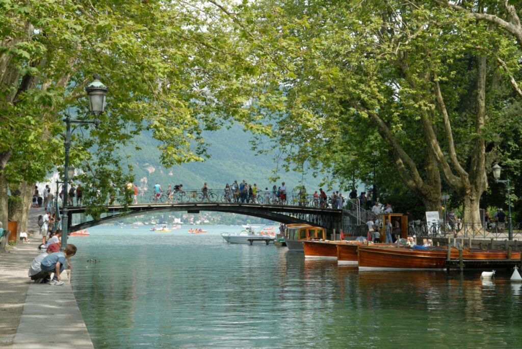 Le pont des Amours dans les paysages d'Annecy