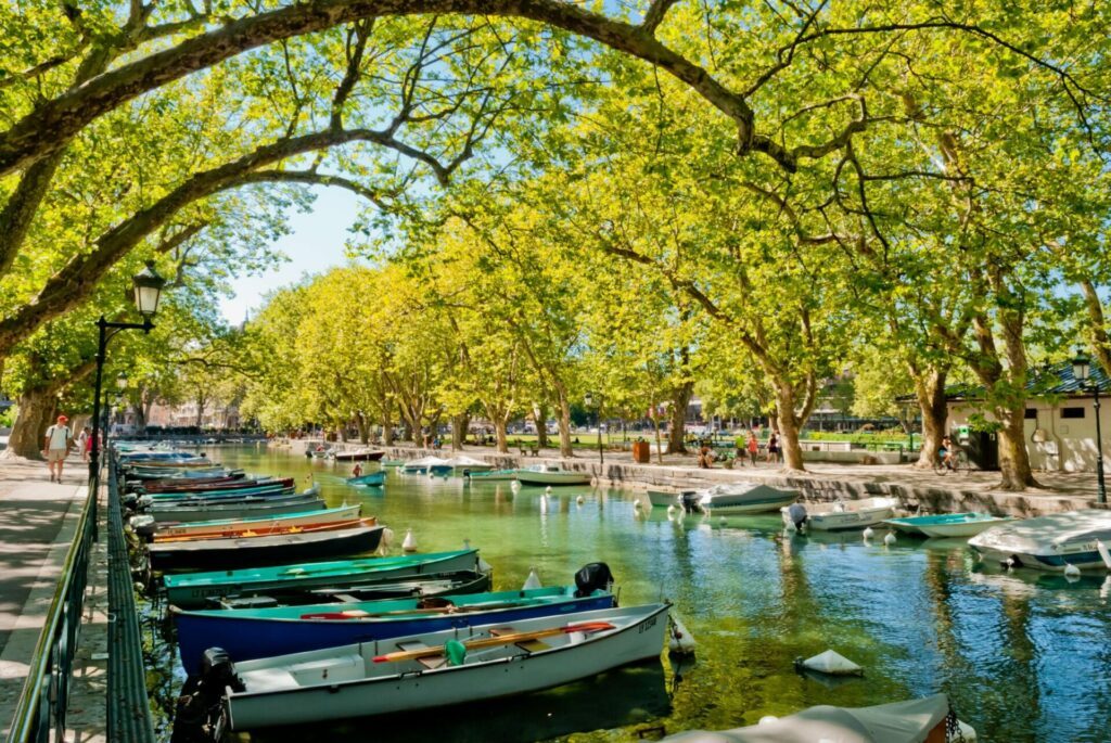 Les barques dans les paysages d'Annecy