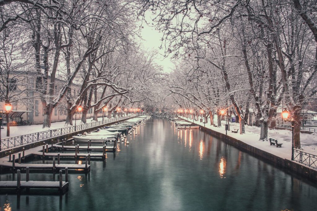 Annecy, le pont des amours sous la neige