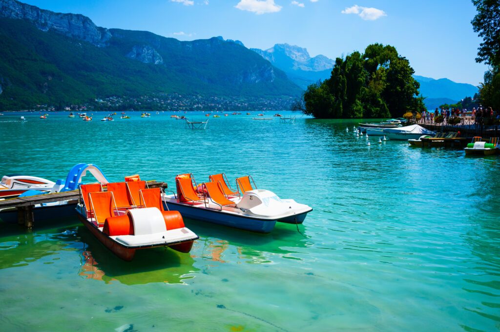 L'Île des Cygnes parmi les paysages d'Annecy