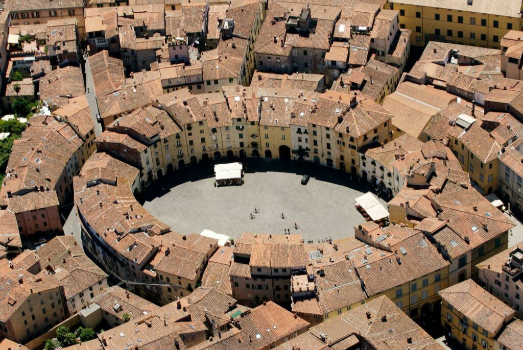 Lucca et sa place de l'Amphithéâtre