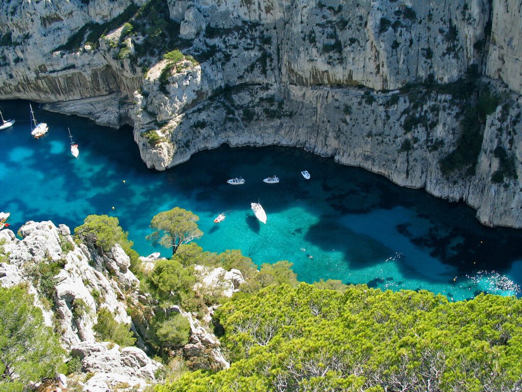 Rejoignez la calanque d'En-vau en bateau