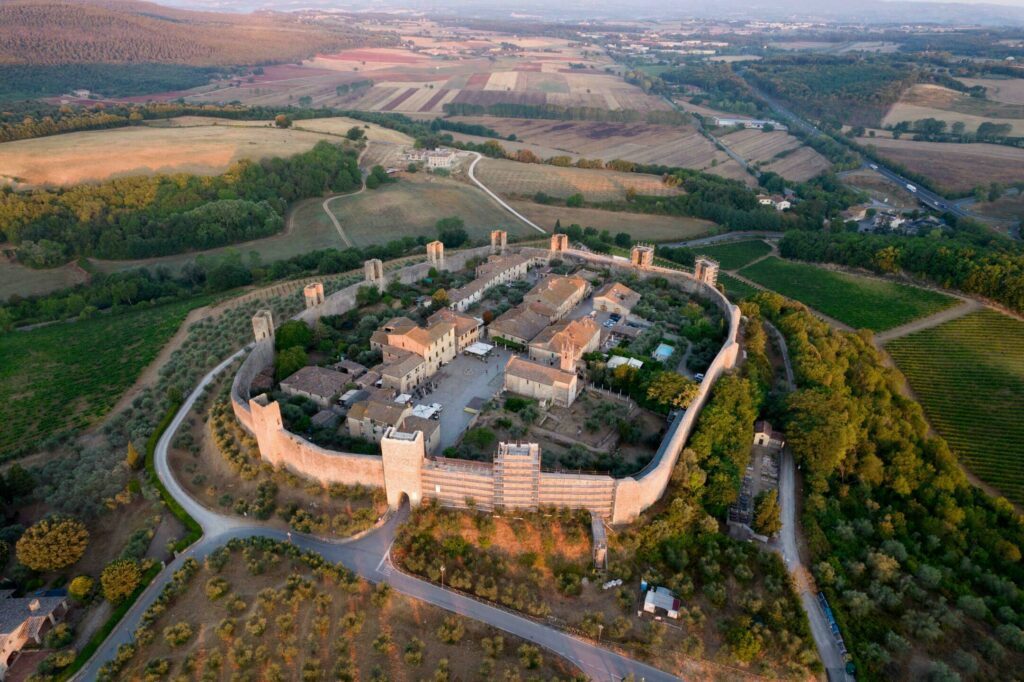Visitez le village fortifié de Monteriggioni en Toscane