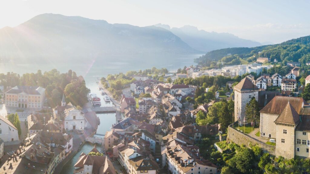 Vue aérienne des paysages d'Annecy