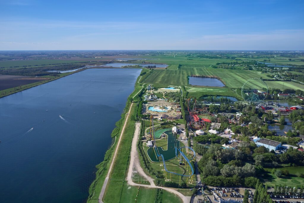 Vue aérienne sur la parc d'attractions italien Mirabilandia