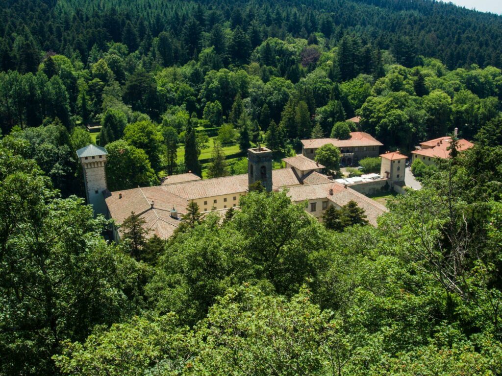 Vue sur le Monastère de Vallombrosa au milieu de la forêt