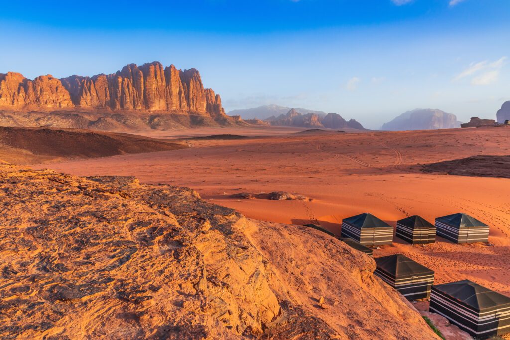 Camp dans le désert en Namibie (Wadi Rum)