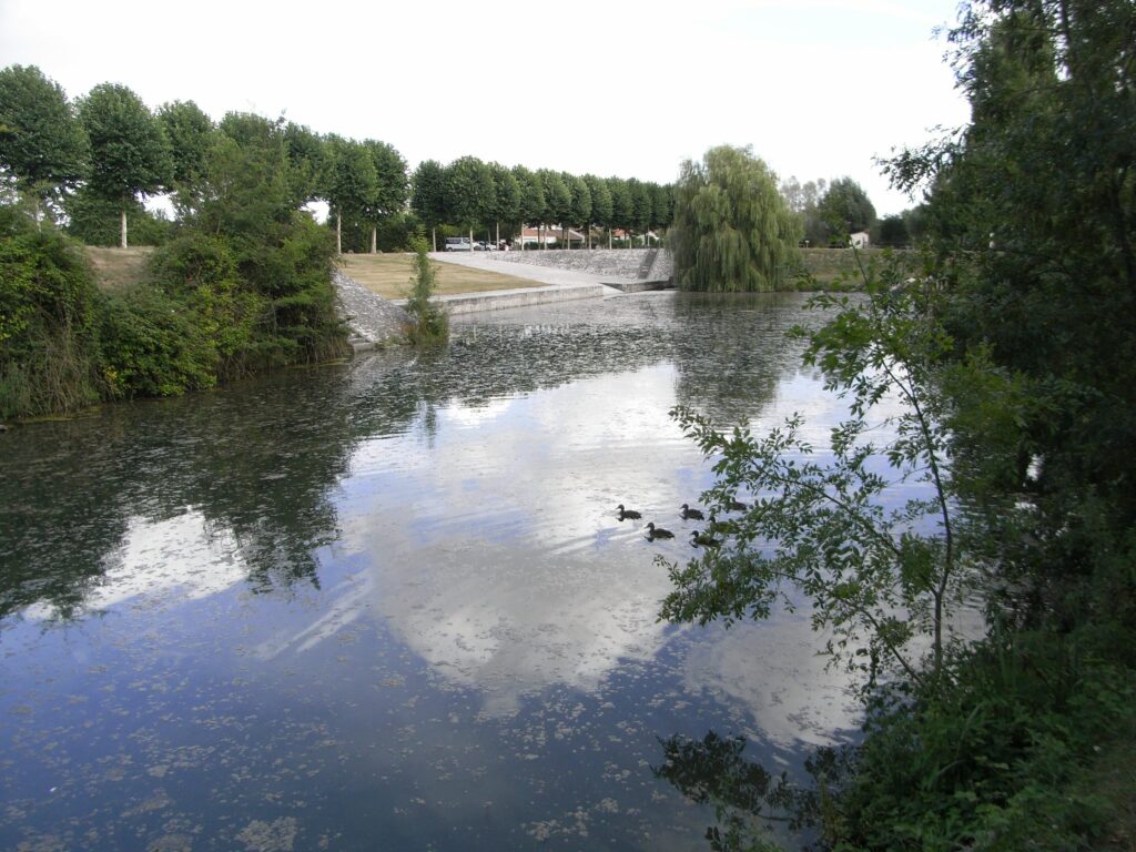 Le canal du Mignon parmi les villages autour de La Rochelle