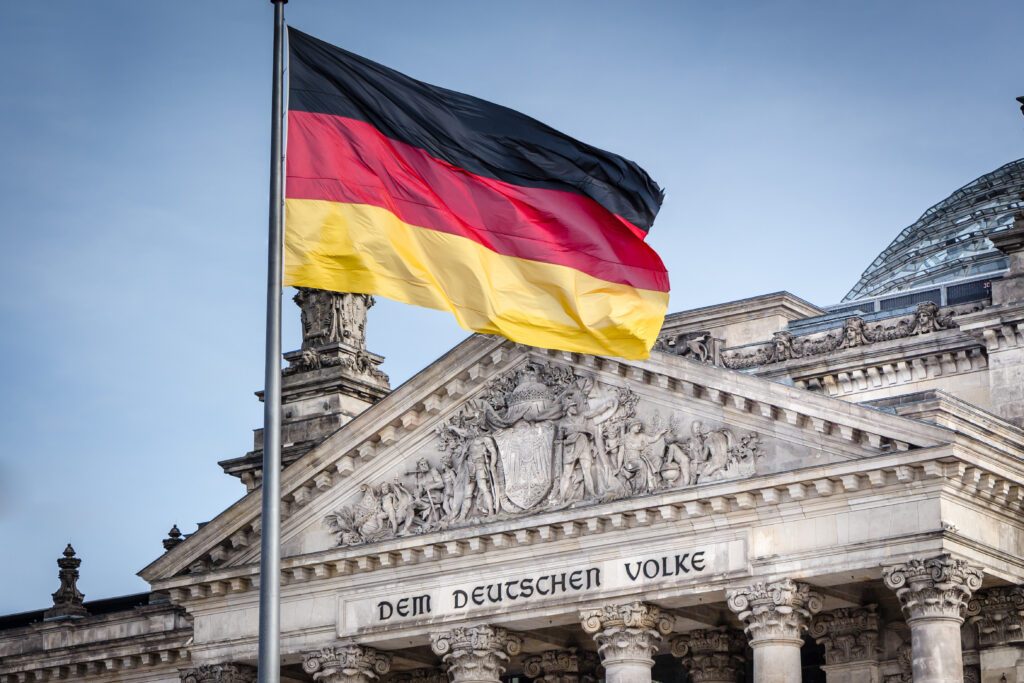 Drapeau Allemagne face au parlement de Berlin