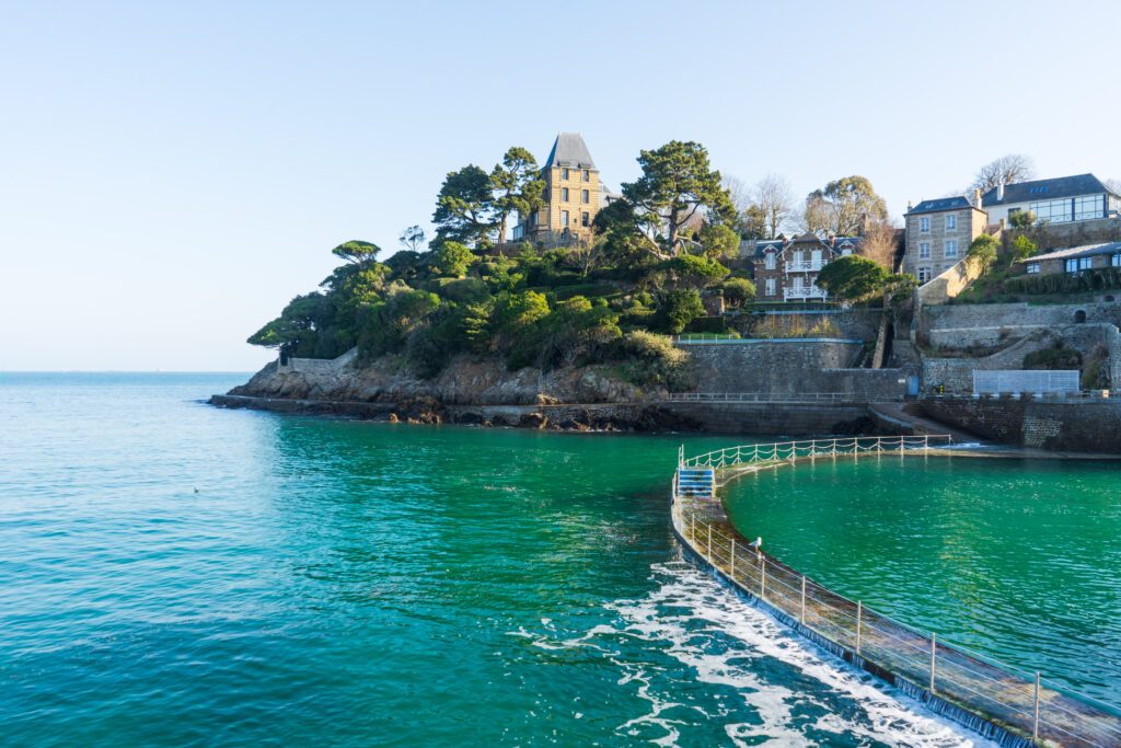 Plage de l'écluse à marée haute et sa piscine naturelle porte d'émeraude, Dinard, pointe du Moulinet, Ille et Vilaine, Bretagne