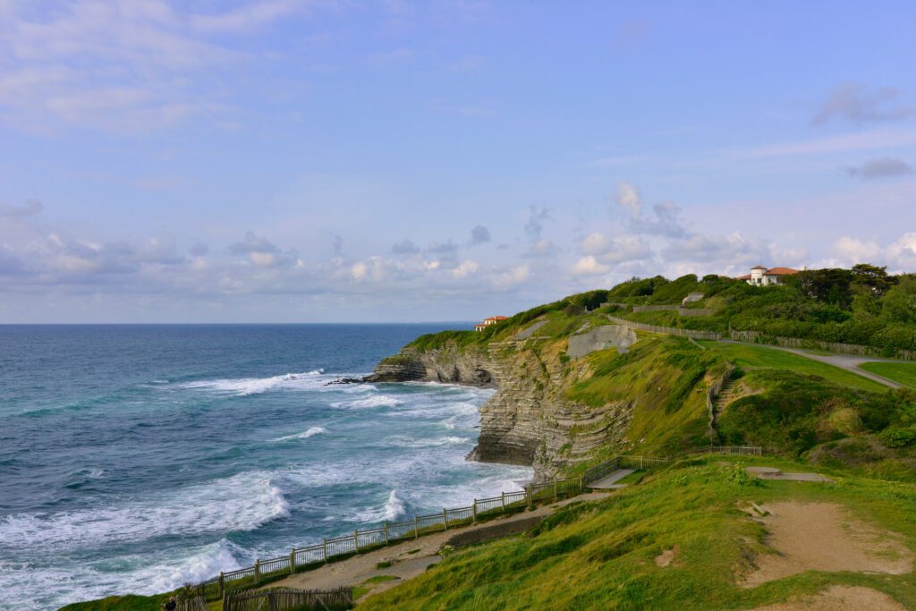 A la pointe de Sainte-Barbe au soleil couchant, de Saint-Jean-de-Luz (65400), département des Pyrénées-Atlantiques en région Nouvelle-Aquitaine, France