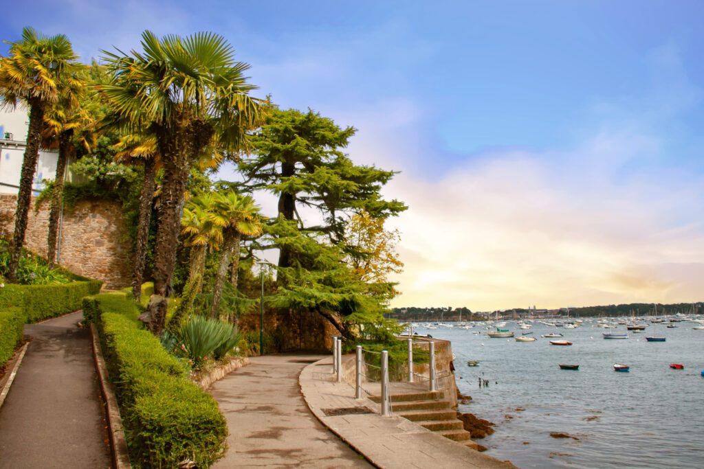 Dinard . La promenade au "Clair de Lune". Ille-et-Vilaine. Bretagne - France