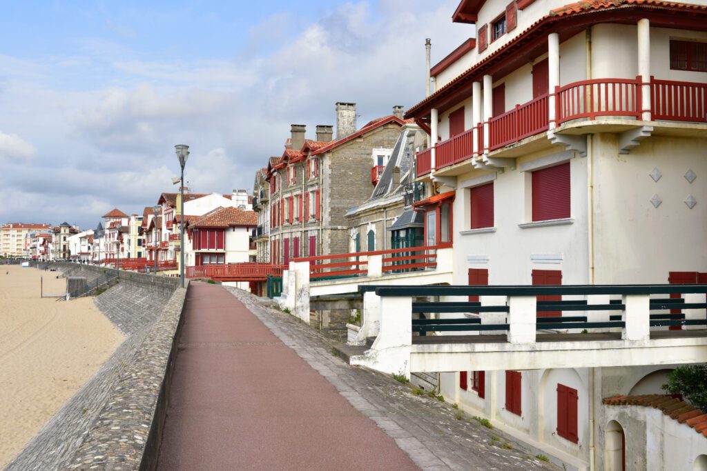 Promenade Jacques Thibaud au bord de mer à Saint-Jean-de-Luz (64500), Pyrénées-Atlantiques en Nouvelle-Aquitaine, France