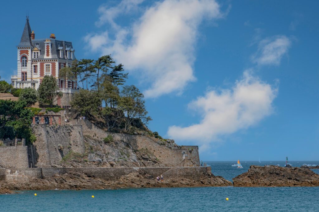 Villa Les Roches Brunes à Dinard et la promenade la Malouine