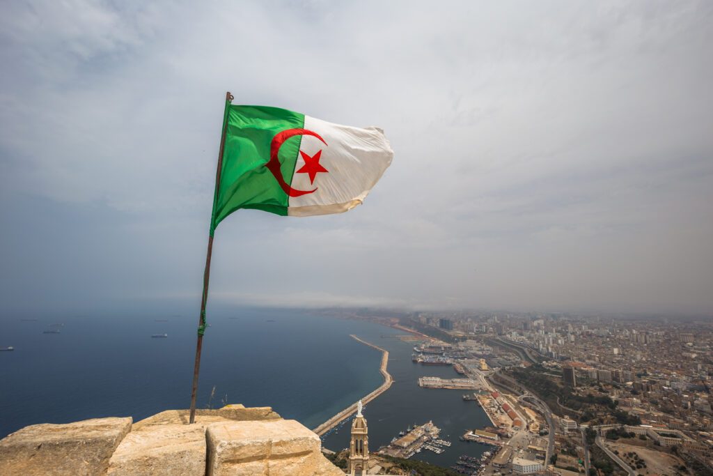 Le drapeau algérien flottant au dessus de la ville d'Oran