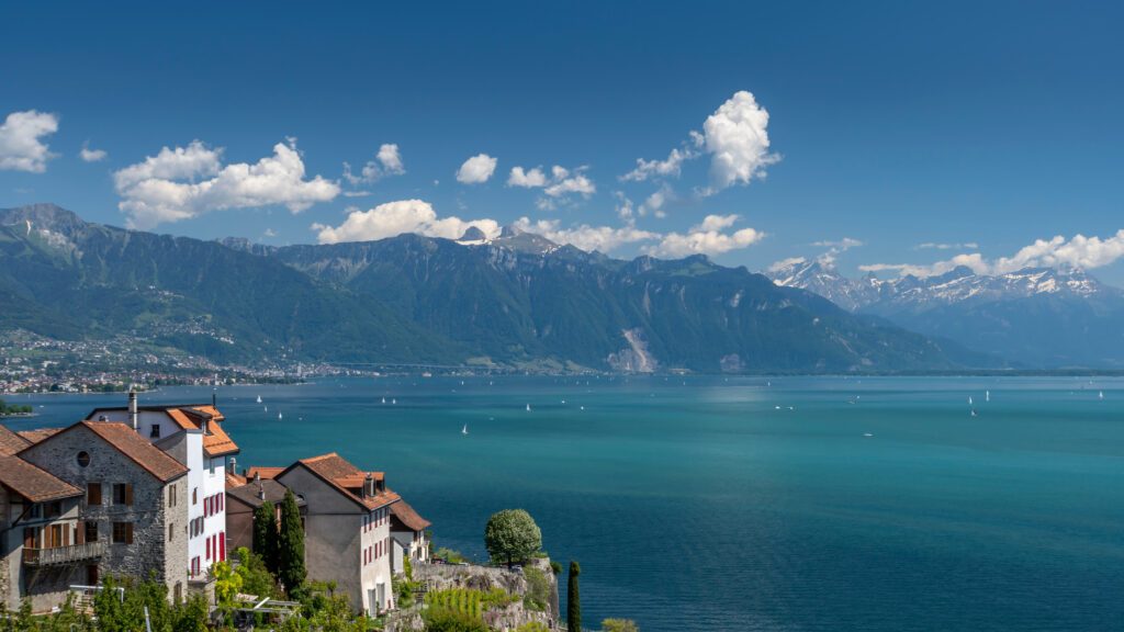 Magnifique ciel sur les montagnes autour du lac Léman depuis les vignobles du Lavaux