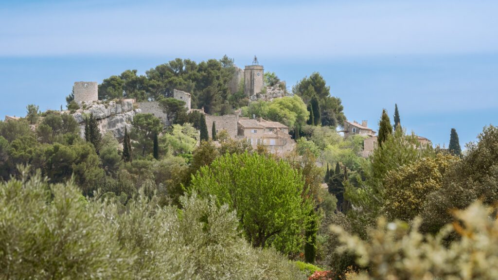 Village Provençal d'Eygalières dans les Alpilles, village perché au milieu des champs d'oliviers près de Arles et des Baux de Provence. Sud de la France.