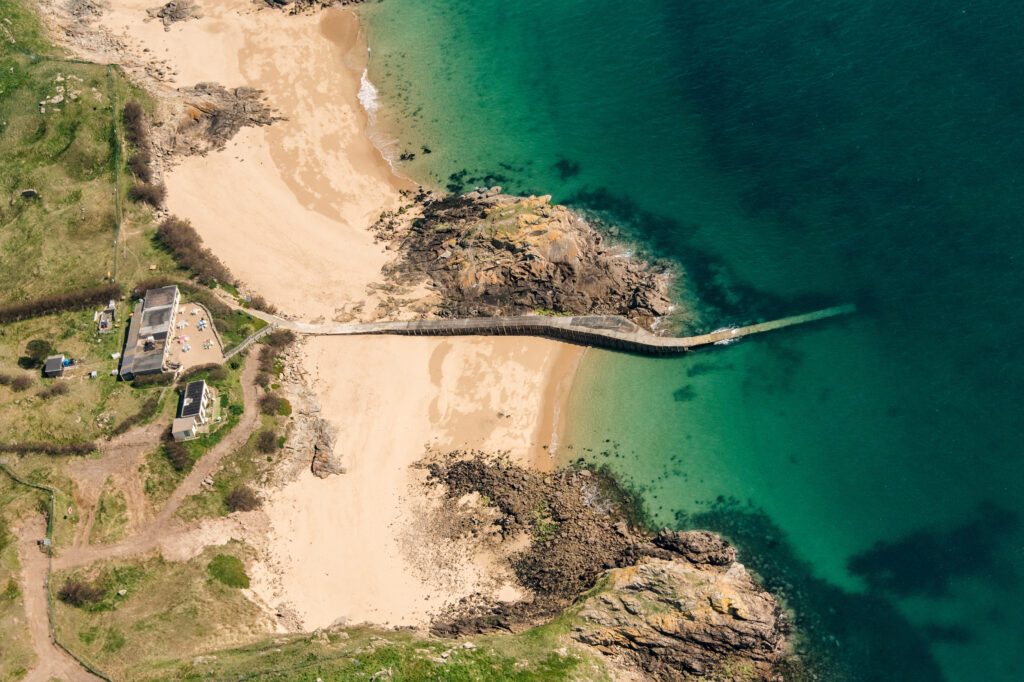 Vue aérienne due la plage de Cézembre en France