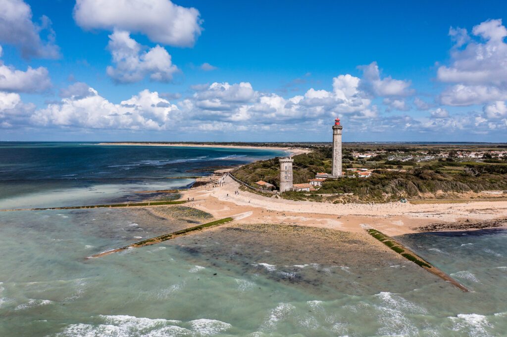 L'île de Ré se trouve juste en face de La Rochelle