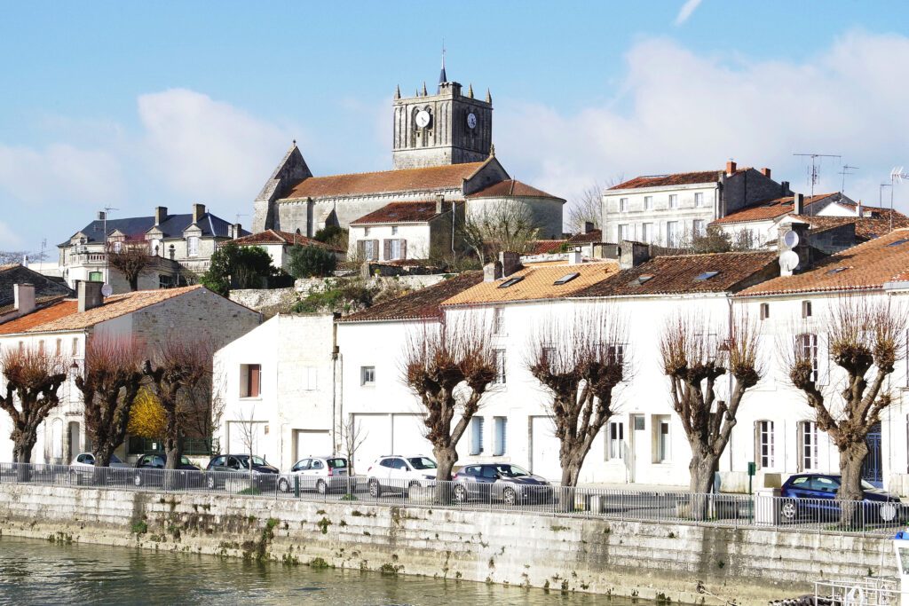 Ville de Saint Savinien sur Charente en fin de saison d'hiver