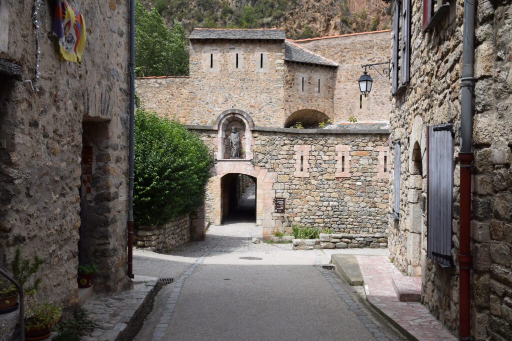 Ruelle donnant sur les remparts de Villefranche-de-Conflent