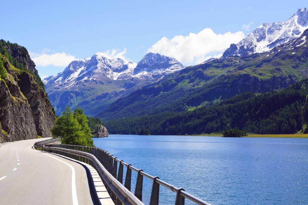 Appréciez les paysages lors d'un road trip en Suisse