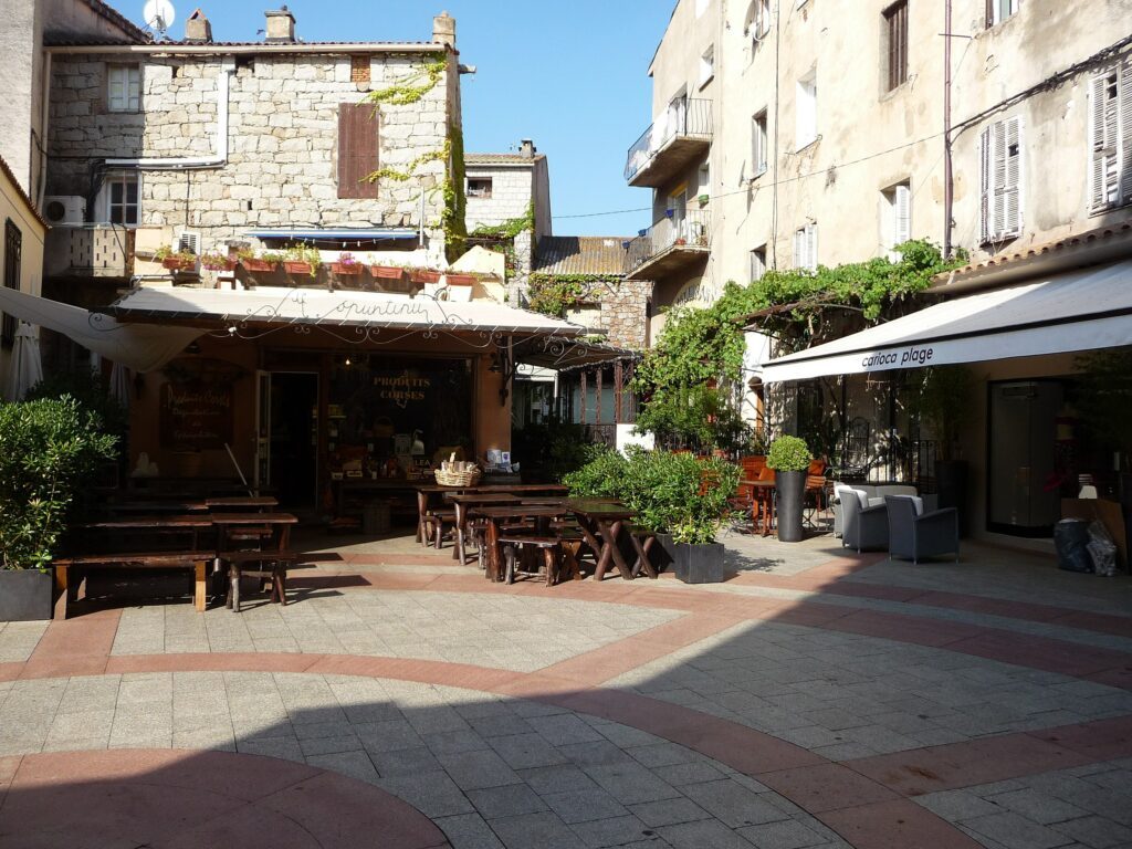 La place Sainte-Croix à faire à Porto-Vecchio