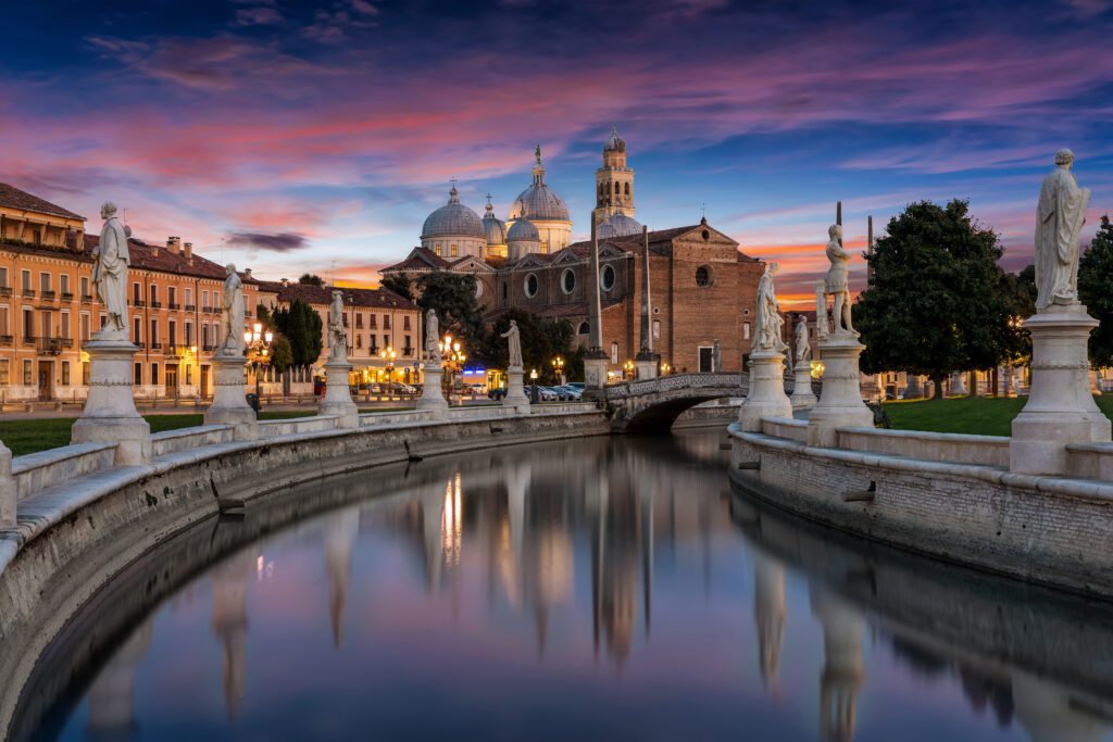 Kanal am Prato della Valle Platz bei Sonnenuntergang in Padova, Italien